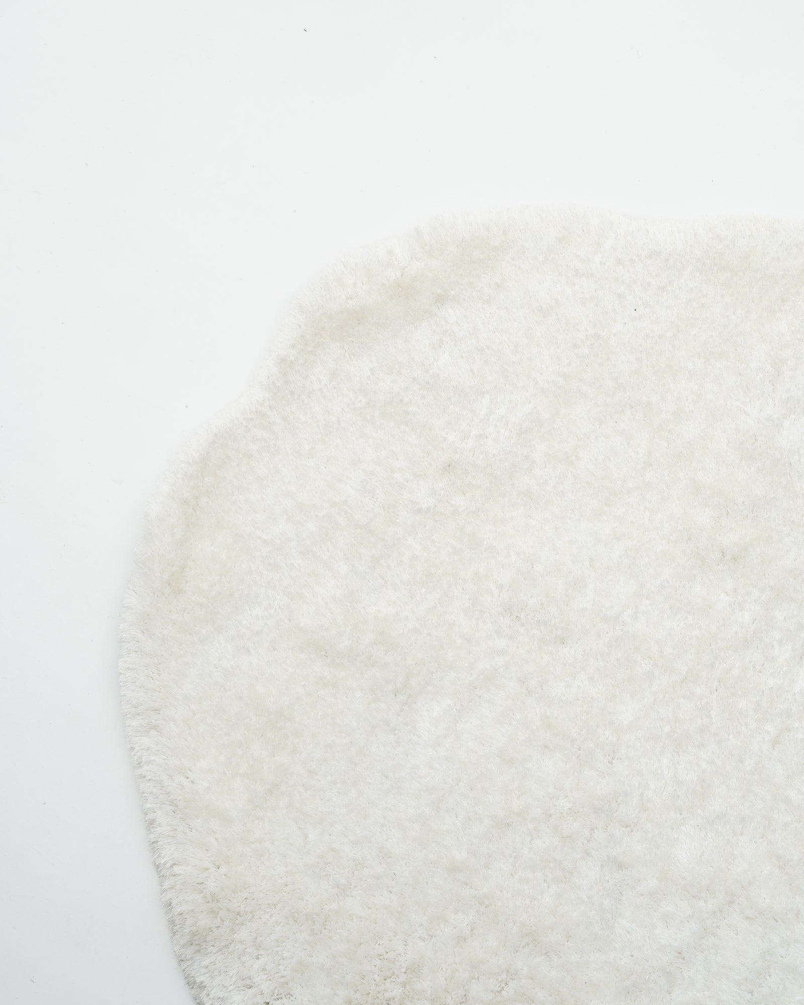 Corner View Ivory Organic Shape Shaggy Hand-Tufted Polyester Rug