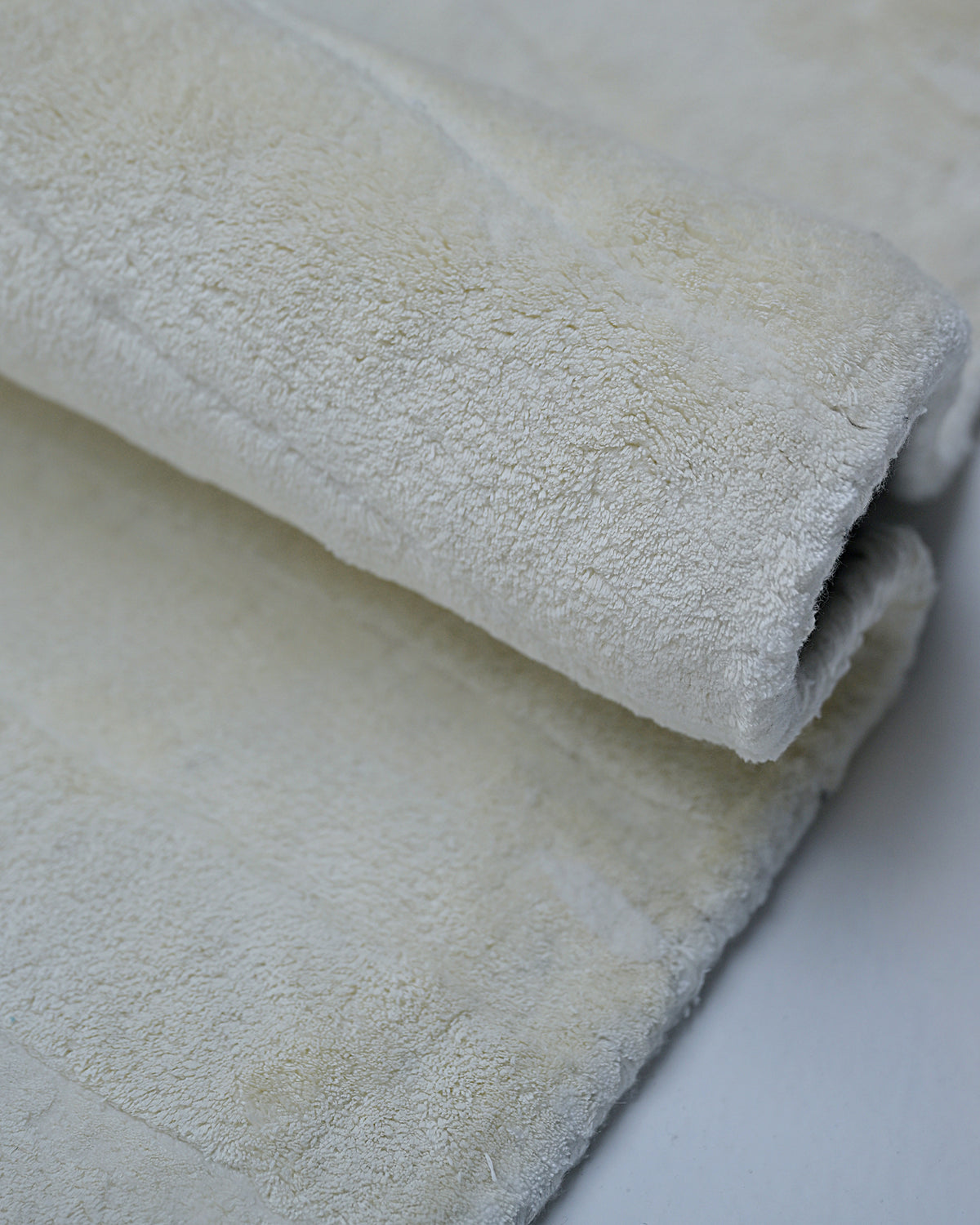 Ivory White Tonal Spiral and Grid Hand-Tufted 100% Bamboo Silk Round Rug fold and pile detail