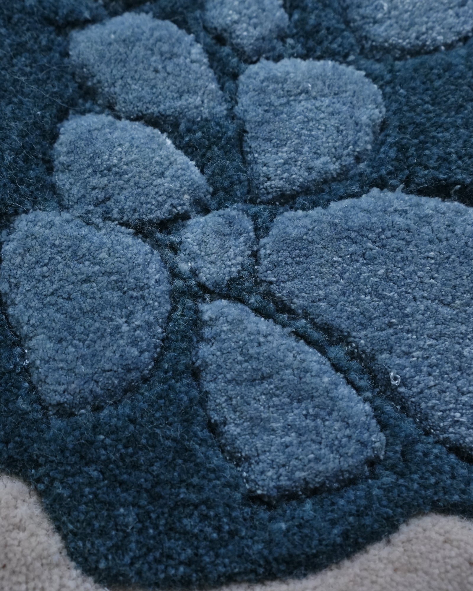 Aarzu / Blue & While Floral Hand-Tufted Silk & Wool Blend Rug