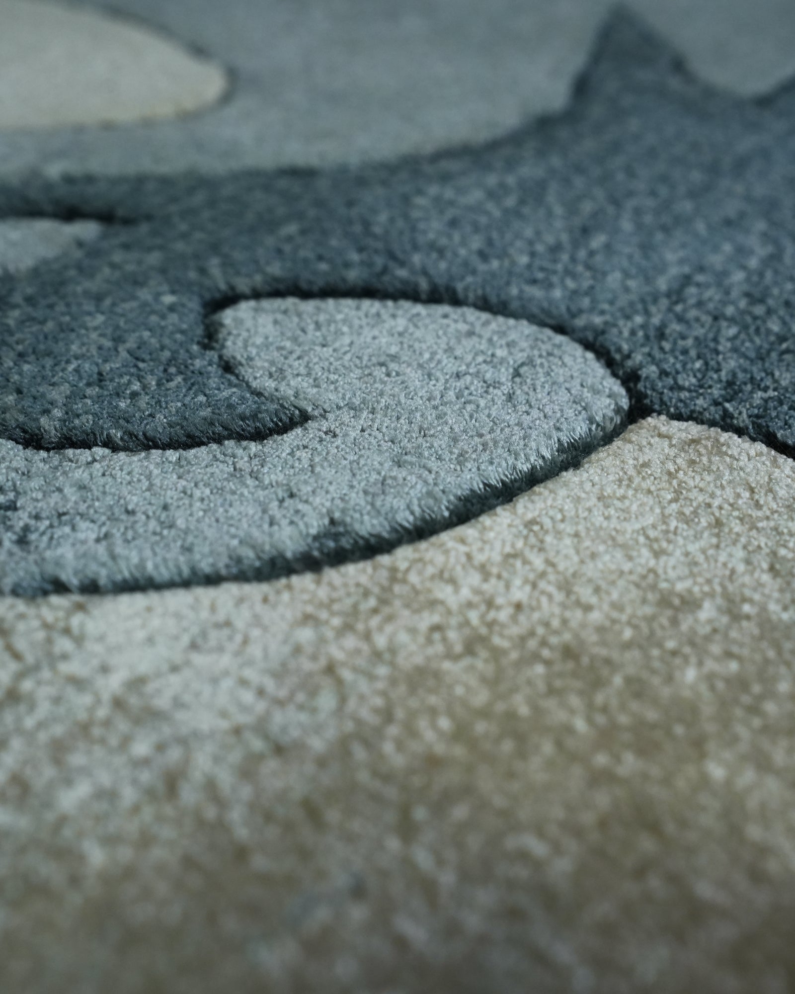 Neerja / Grey Petal Pattern Hand-Tufted Bamboo Silk Rug