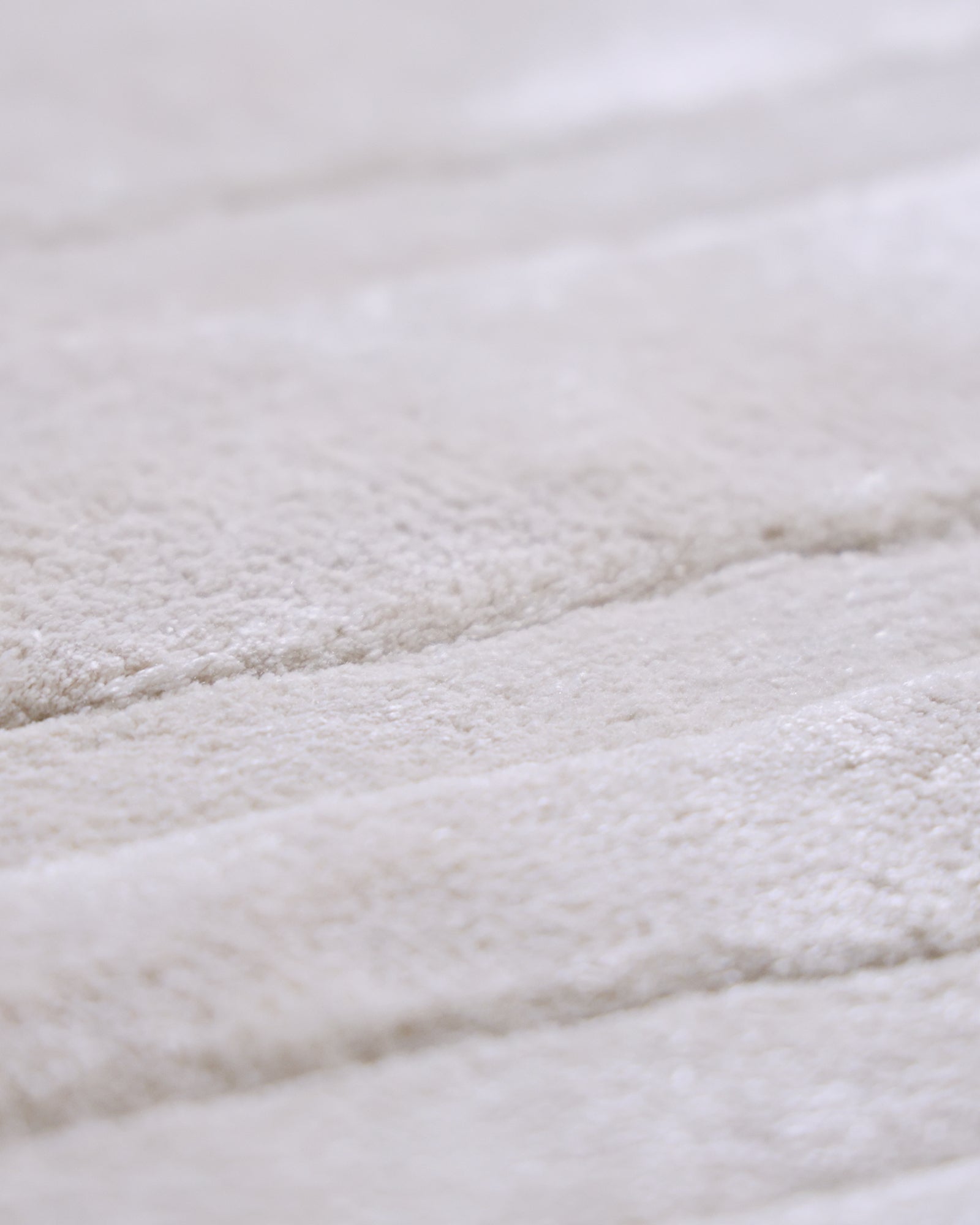Tarang / Oval Cream Hand-Tufted Bamboo Silk Rug