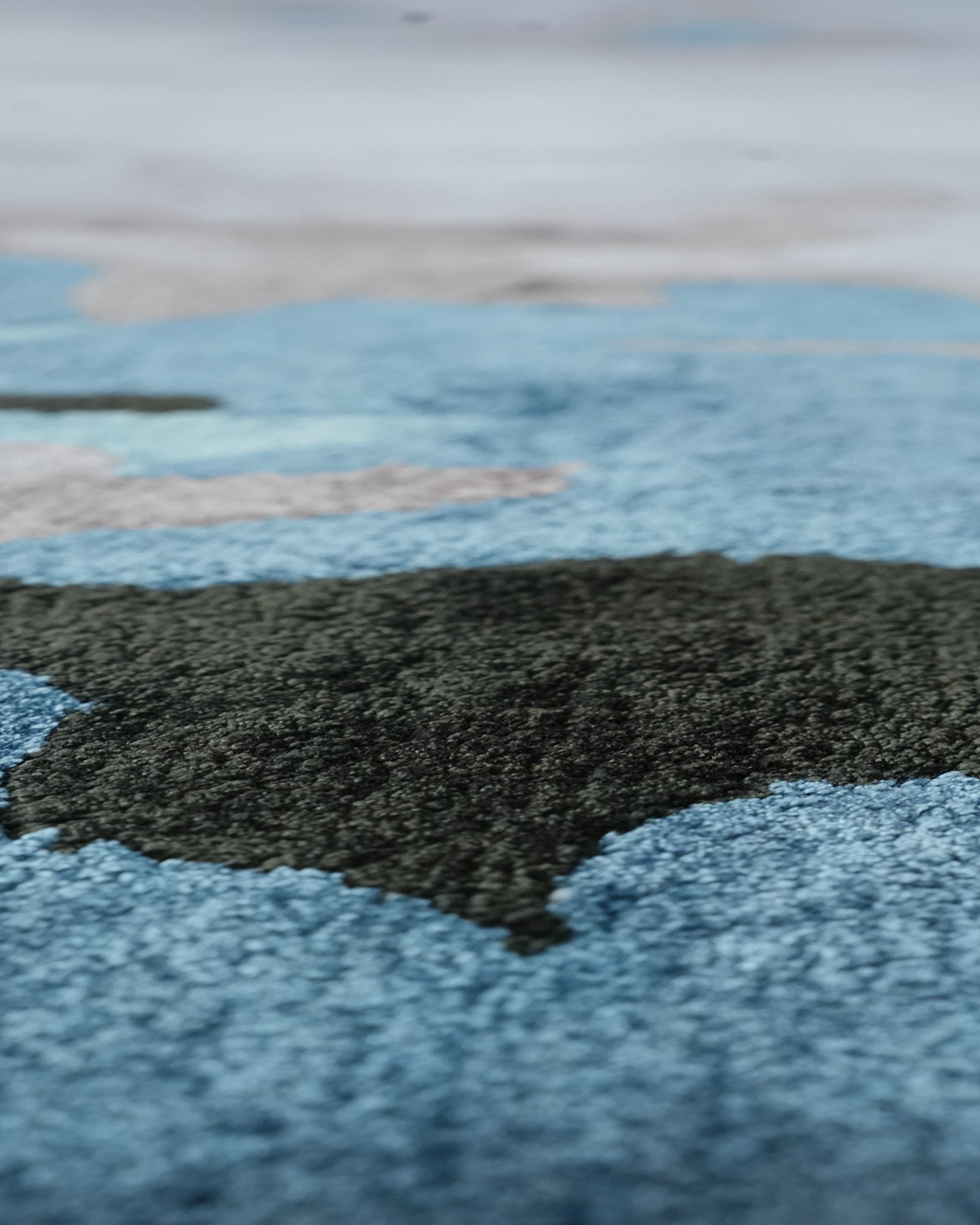 Tahā / Ocean Swirl Hand-Tufted Bamboo Silk Rug