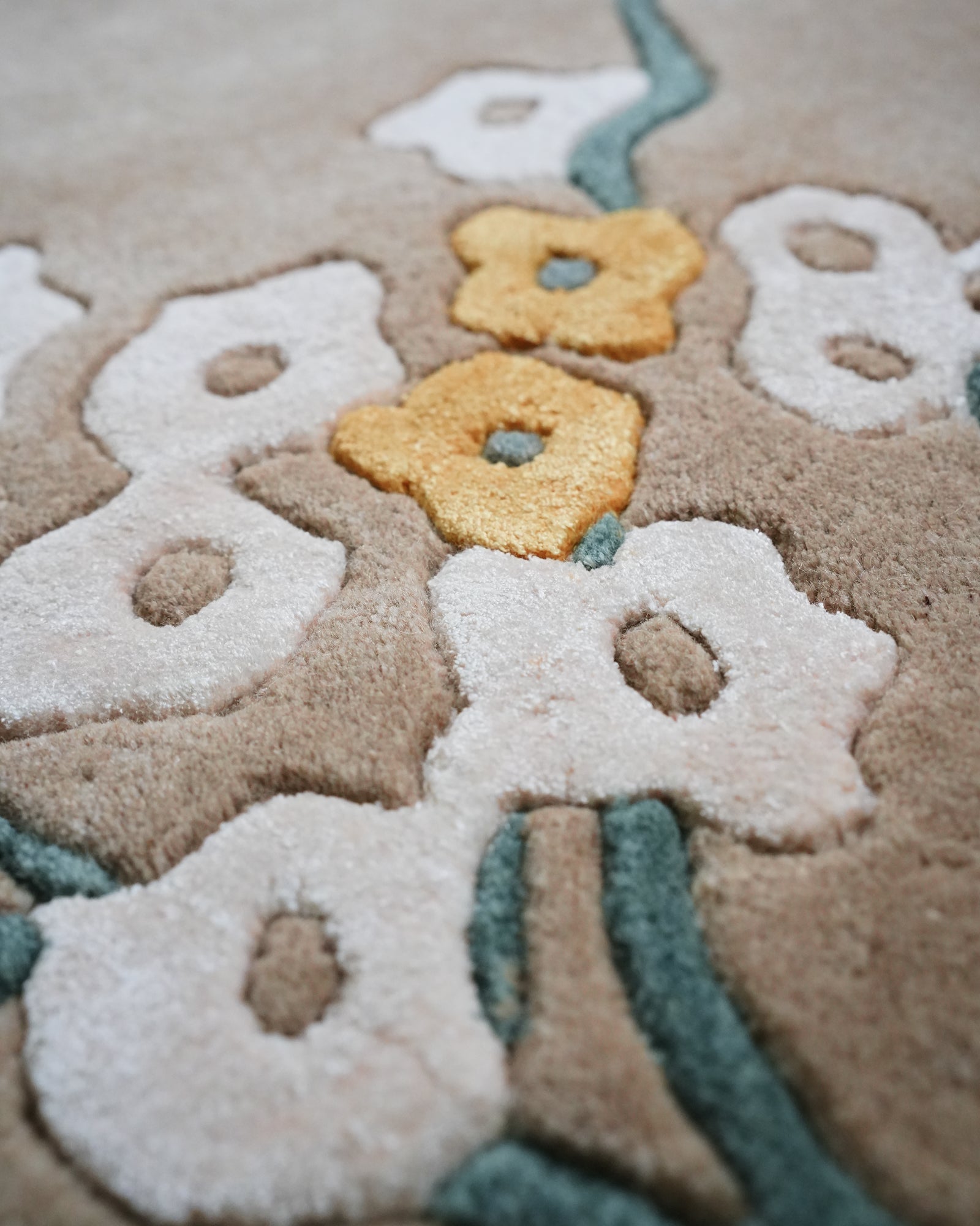 Zehra / Yellow White Floral Hand-Tufted Bamboo Silk Rug