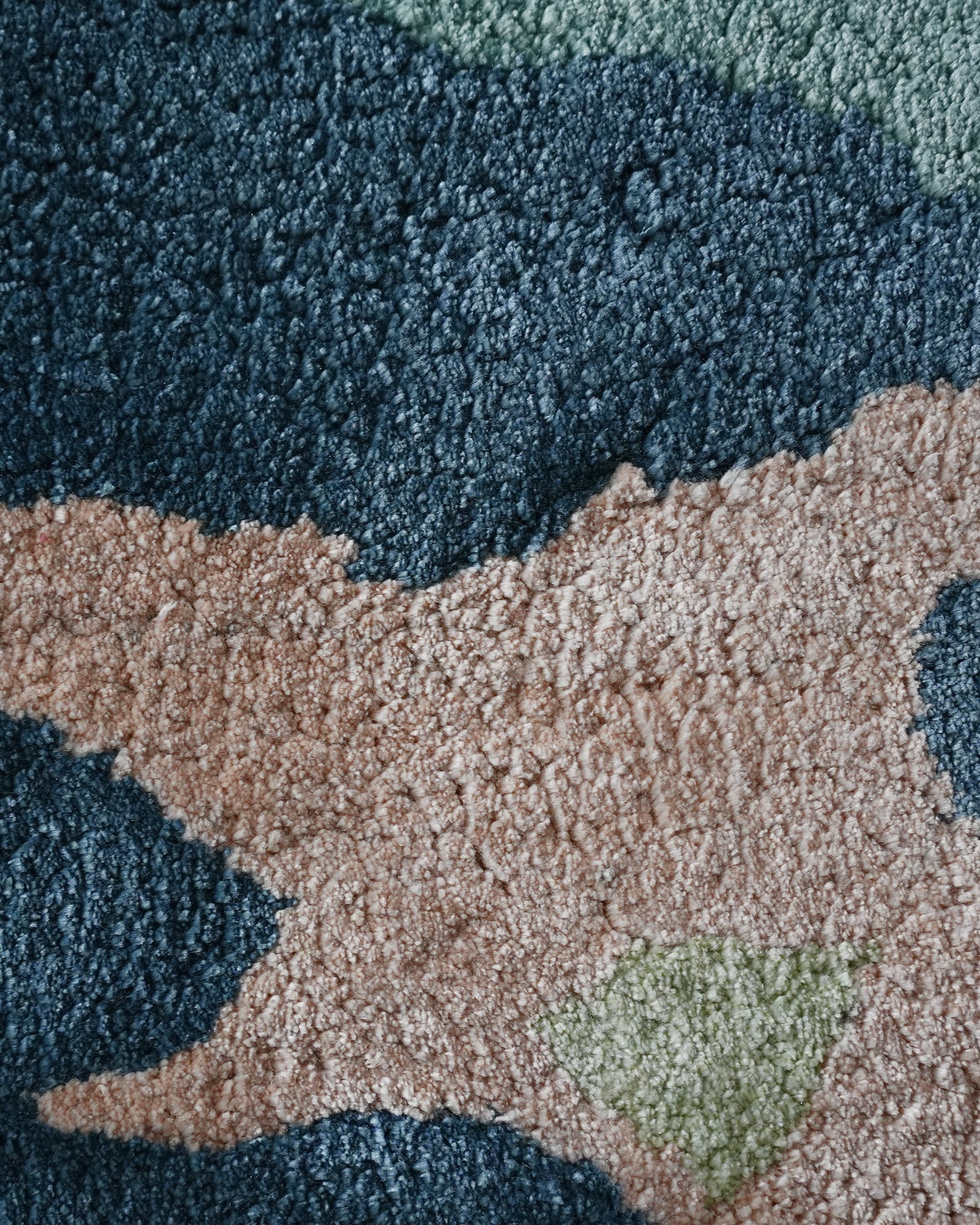 Leher / Ocean Mist Hand-Tufted Silk & Wool Blend Rug