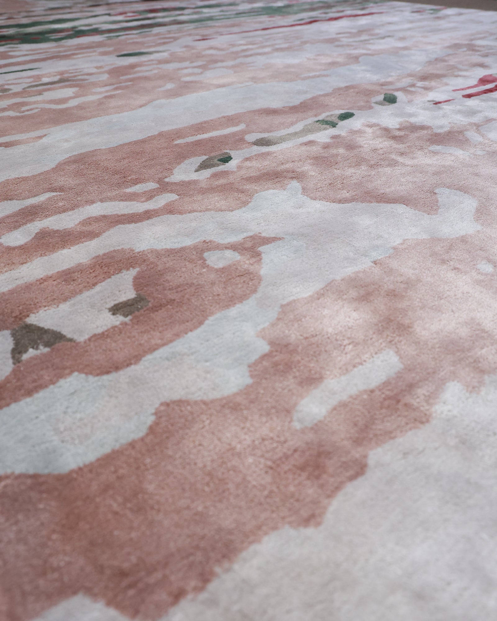 Dhara / Abstract Multicolor Hand-Tufted Bamboo Silk Rug