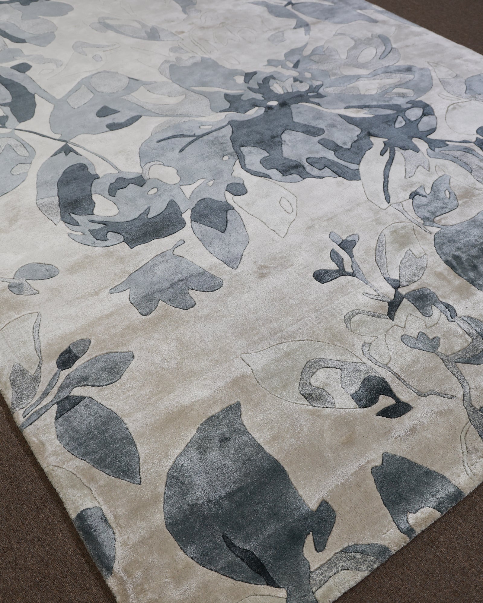 Neerja / Grey Petal Pattern Hand-Tufted Bamboo Silk Rug