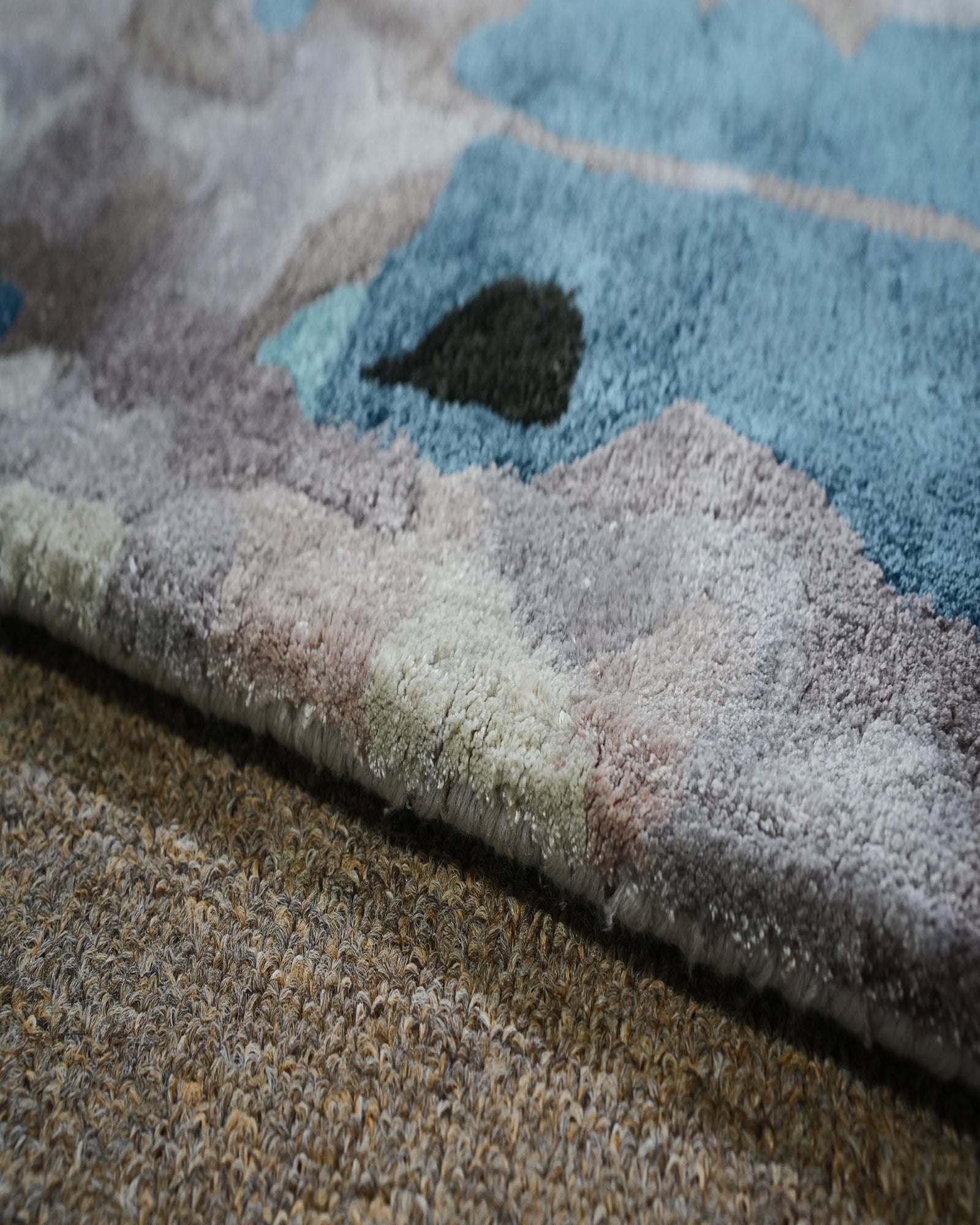 Tahā / Ocean Swirl Hand-Tufted Bamboo Silk Rug