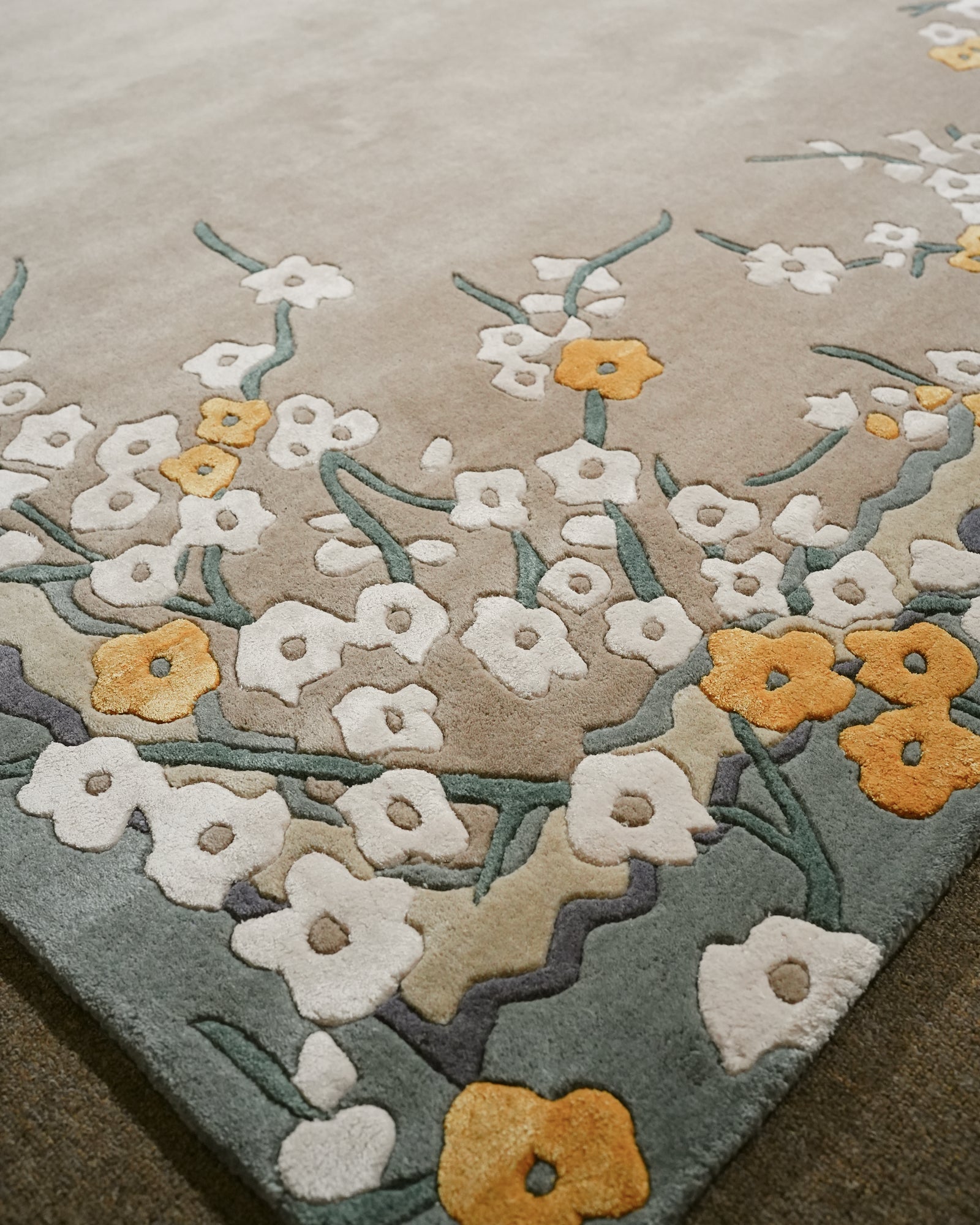 Zehra / Yellow White Floral Hand-Tufted Bamboo Silk Rug