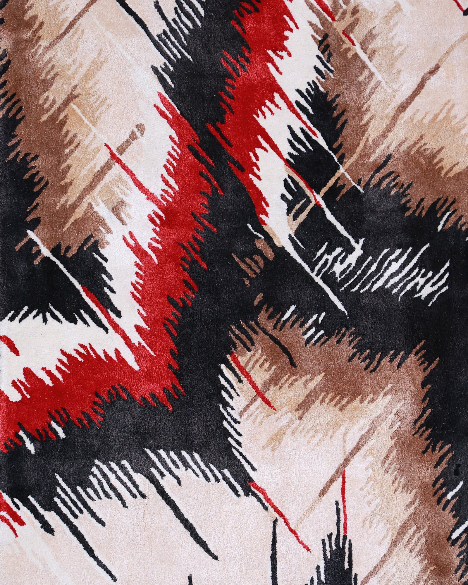 Agni / Modern Graphic Hand-Tufted Bamboo Silk Rug