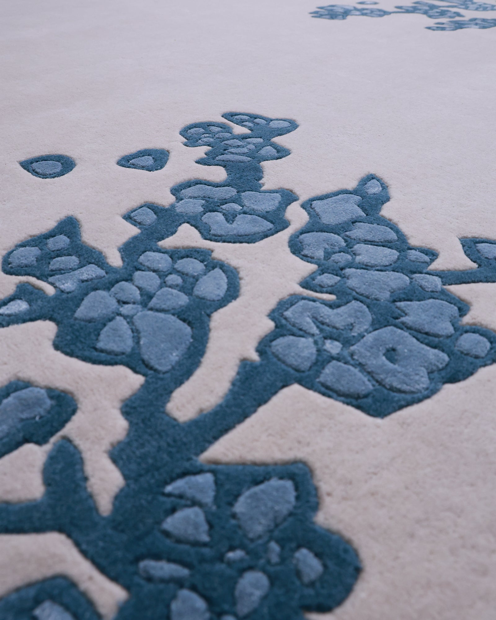 Aarzu / Blue & While Floral Hand-Tufted Silk & Wool Blend Rug
