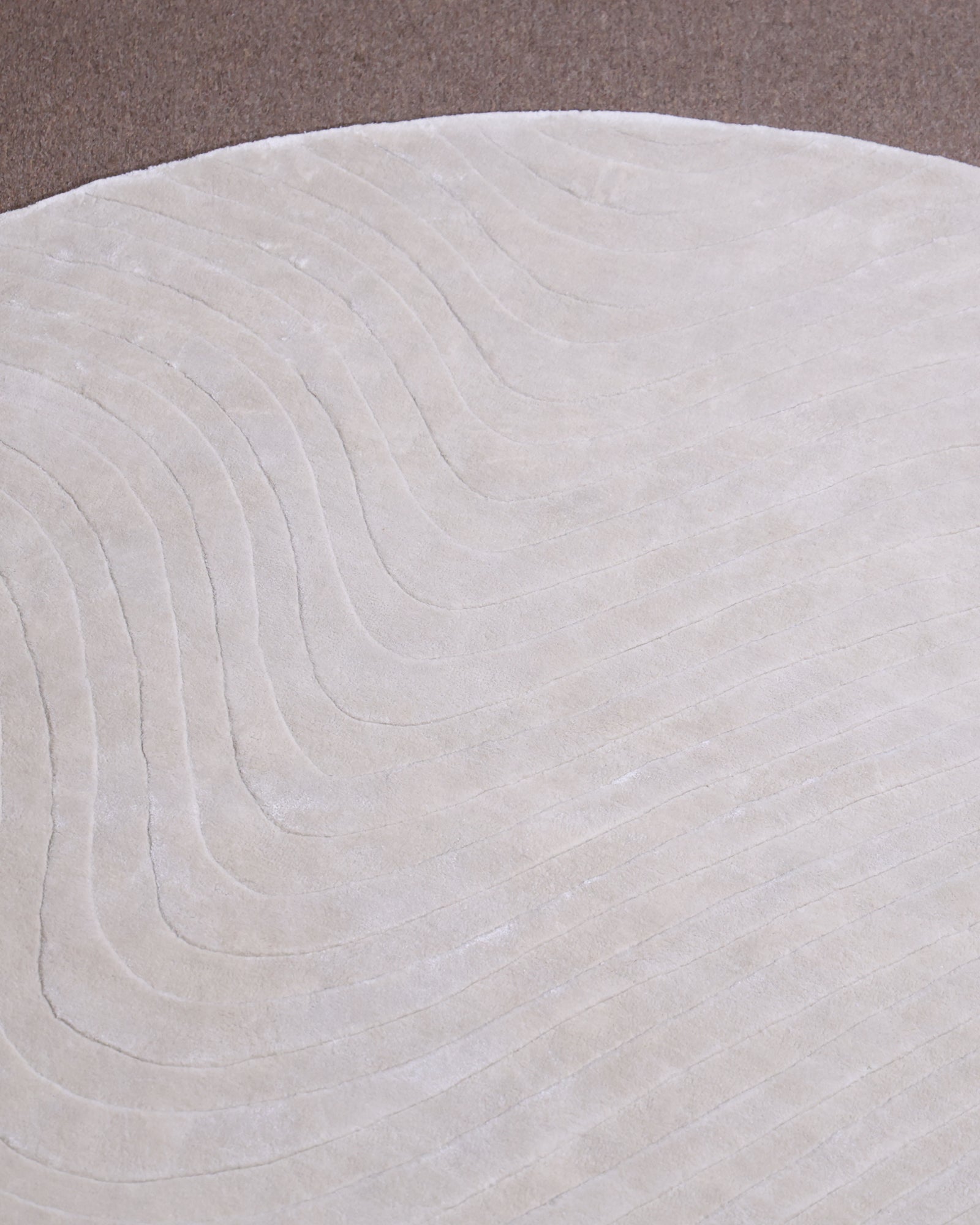 Tarang / Oval Cream Hand-Tufted Bamboo Silk Rug