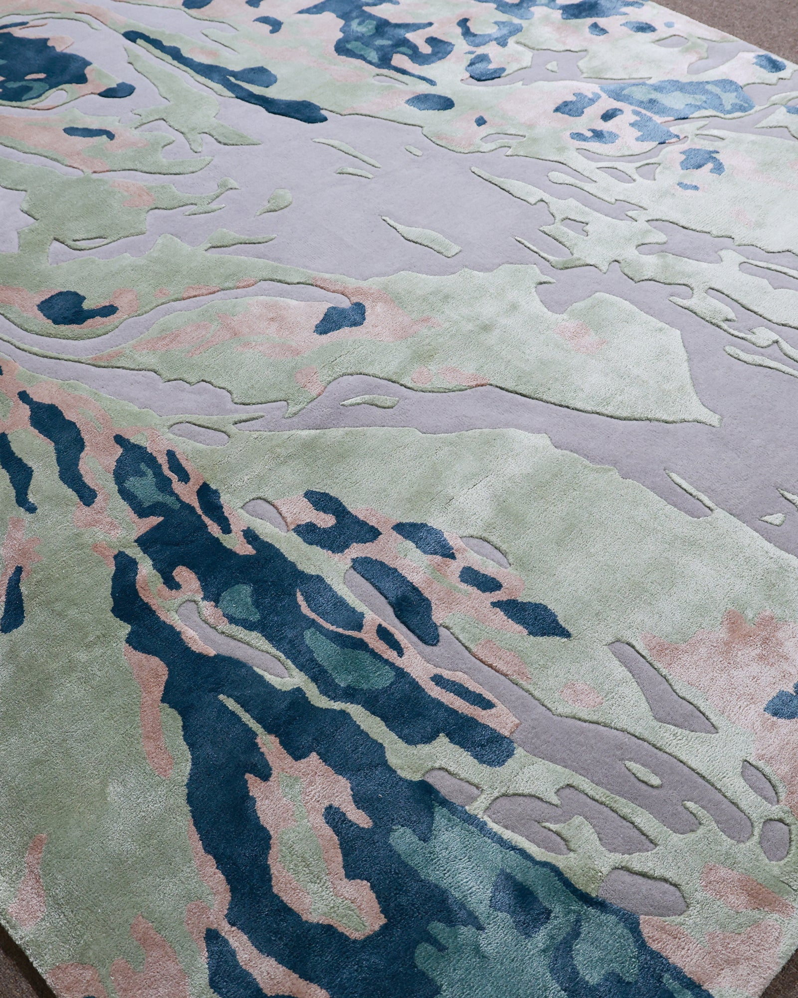 Leher / Ocean Mist Hand-Tufted Silk & Wool Blend Rug