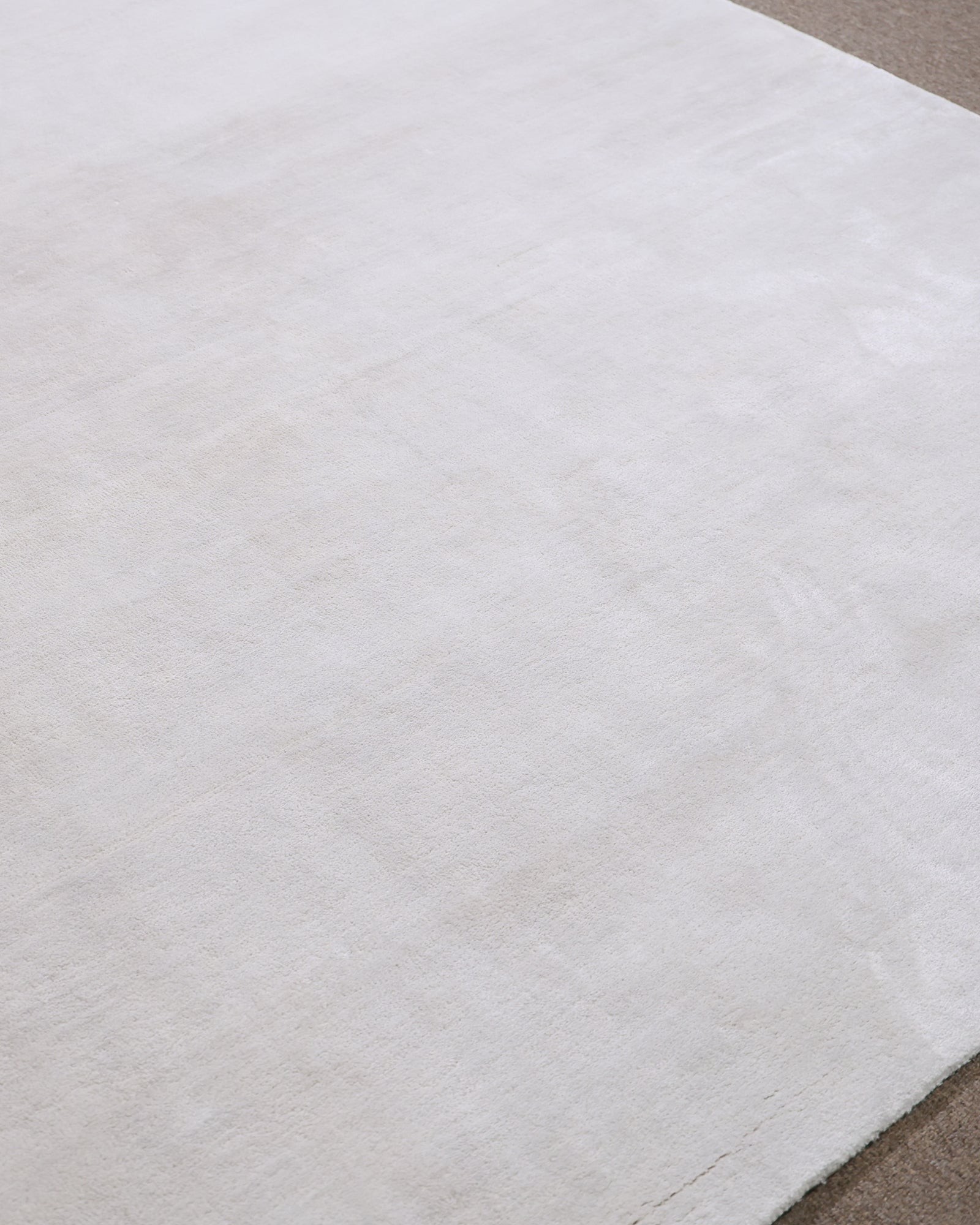 Ziya / Cream Hand-Tufted Bamboo Silk Rug